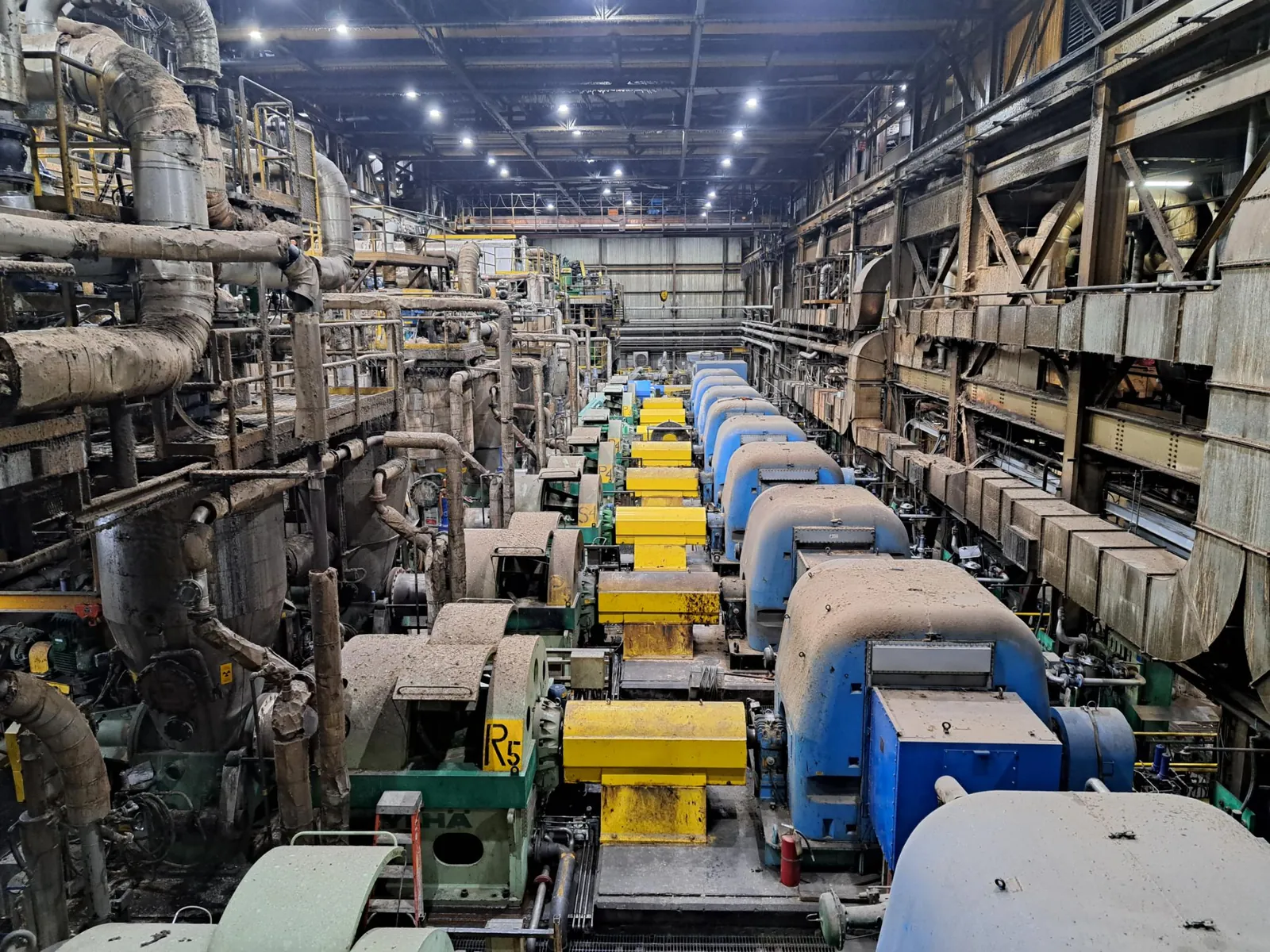 Rangée de machines tournantes dans la salle de procédé d'une usine