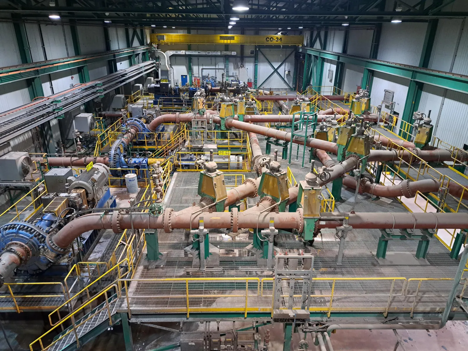 Pompes centrifuges et conduites dans une station de pompage de résidus miniers