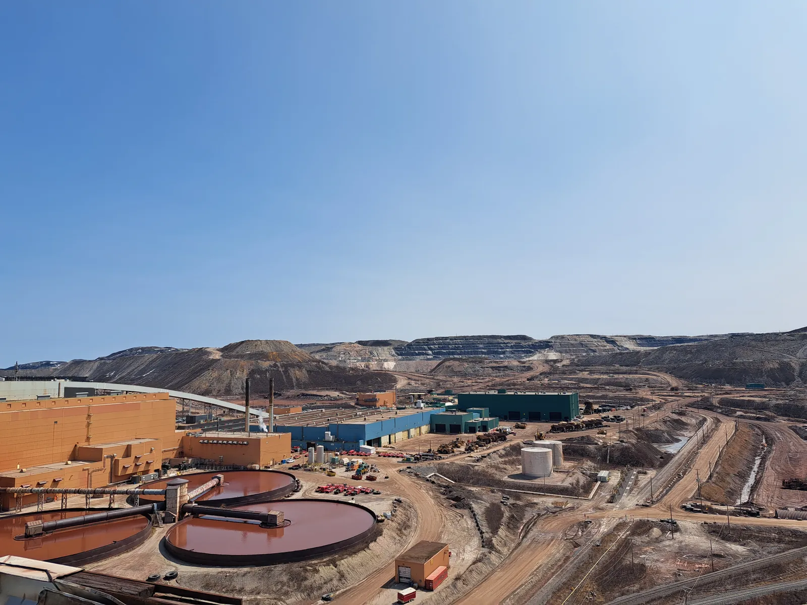 Vue d'ensemble d'un site minier, avec ses bassins d'épaississement et ses haldes