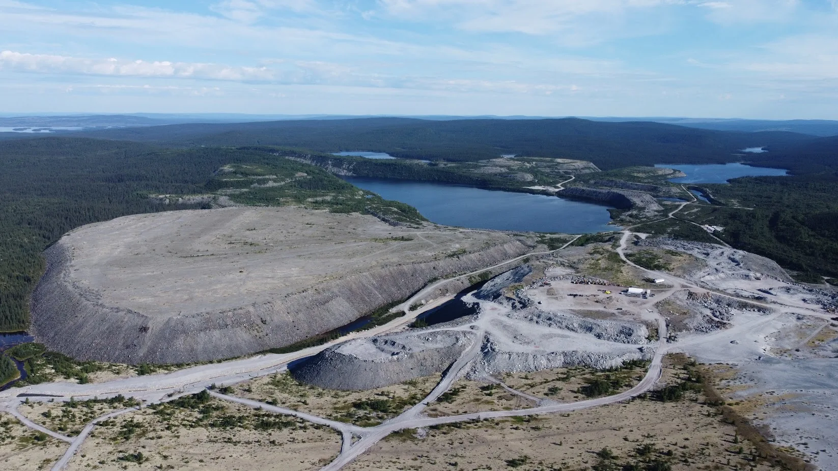 Vue aérienne d'un site minier en réhabilitation près de Fermont, avec sa halde et ses lacs